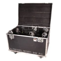 DeSisti Leonardo 1kw Fresnel Pole Operated 14 DeSisti Leonardo 1kw Fresnel Pole Operated -Trendy Winkel Voor Audiobenodigdheden Desisti 1kW POE Fresnel flightcase 6x 1